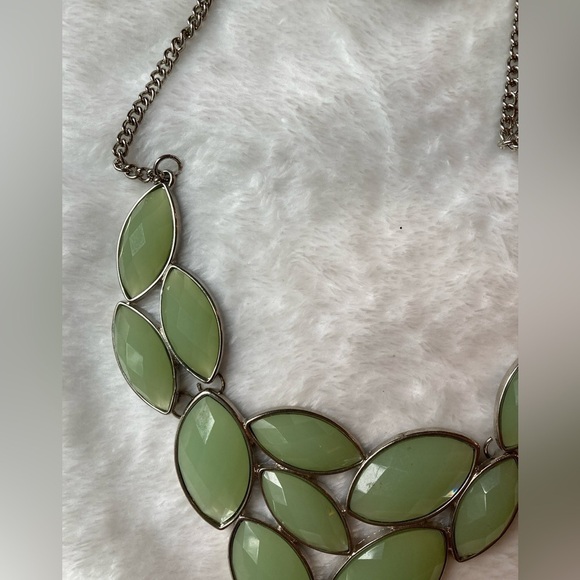 Pretty‎ in Green Bib Necklace - Picture 4 of 5